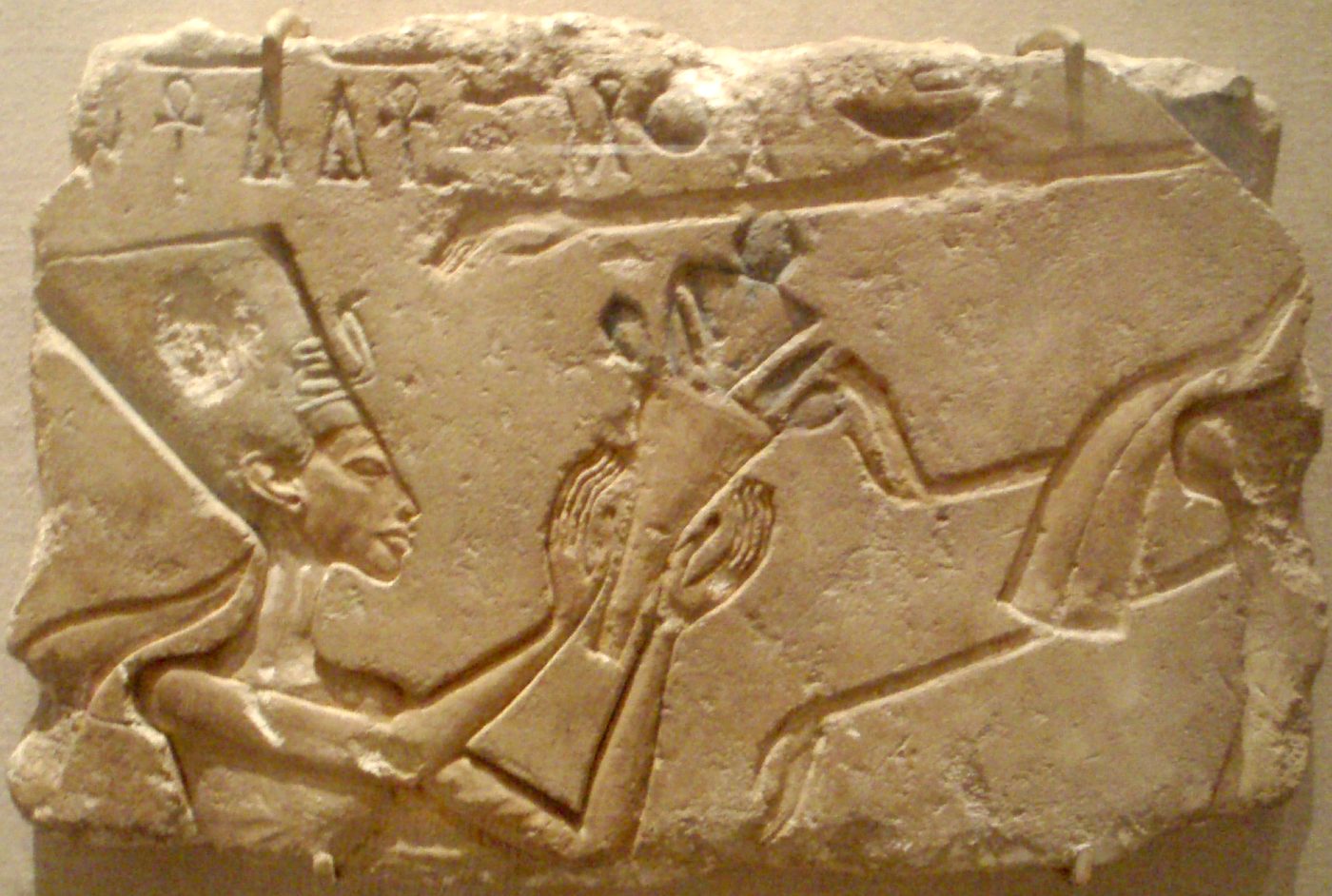AmarnaRelief-NefertitiHoldingOfferingToAten BrooklynMuseum
