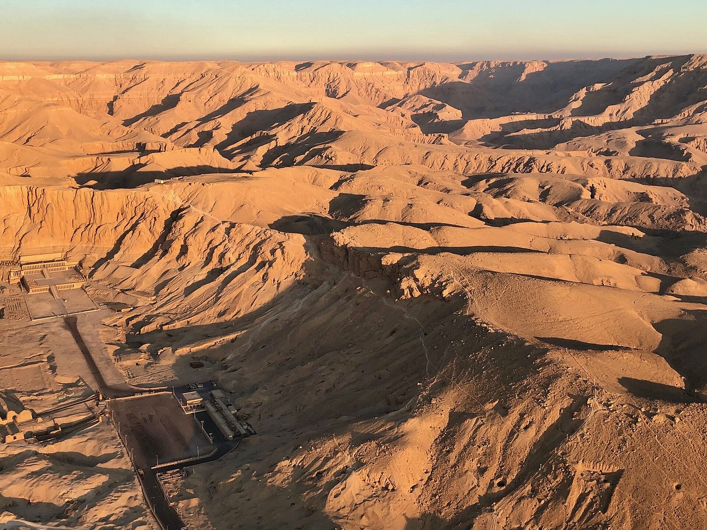 Égypte, Vallée des Rois, Deir el-Bahari, Temple funéraire d'Hatchepsout vu de la mongolfière (49992698696)